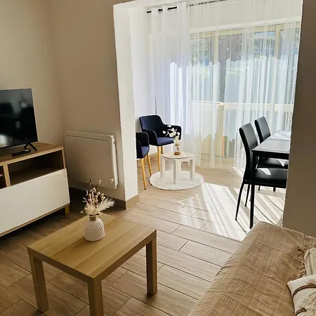 Front De Apartment
